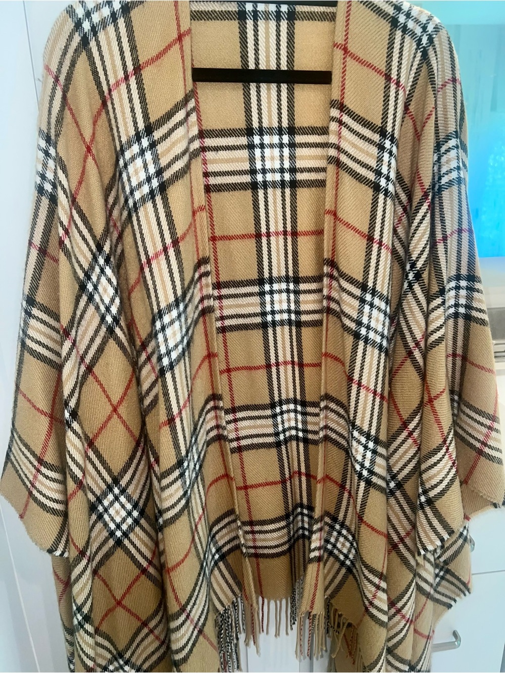 HIGH END VIBES Large Plaid Shawl With Fringe -LIKE NEW - Picture 3 of 7